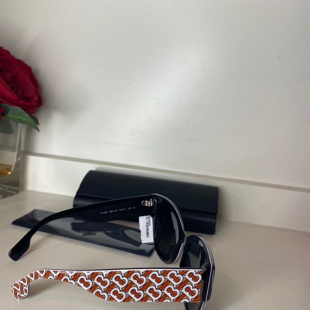 Sold❌Burberry 54mm Butterfly sunglasses 🔥 - Picture 10 of 16